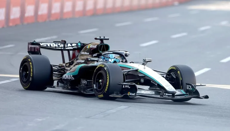 Russell domina en Bakú y se acerca en el campeonato mundial de F1