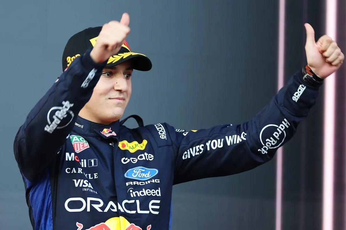 Hadjar logra podio en Bakú tras su regreso a Red Bull