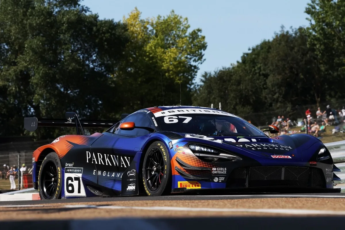 Sorpresa en British GT: Orange y Clutton ganan el título en Brands Hatch
