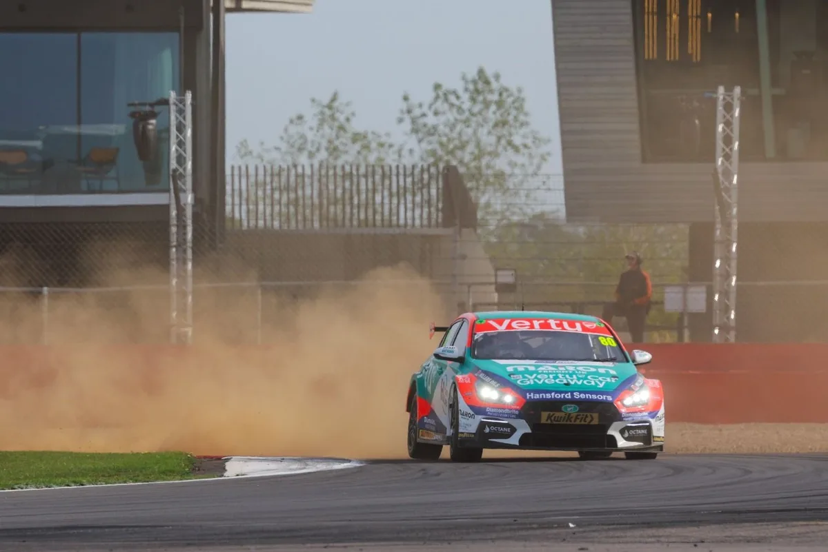 Ingram domina la final lluviosa del BTCC en Silverstone
