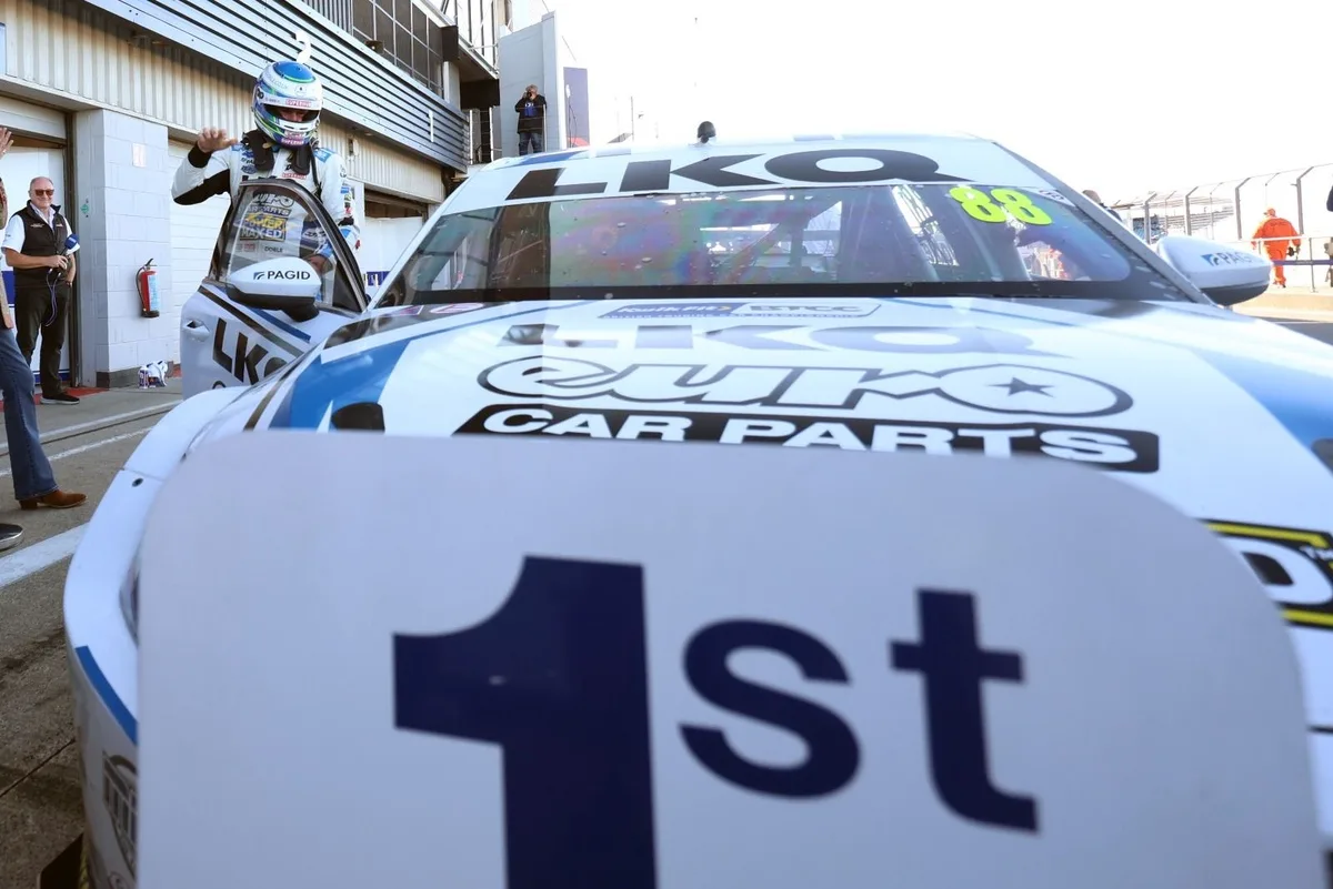 Doble se lleva la victoria en Silverstone tras penalización a Moffat