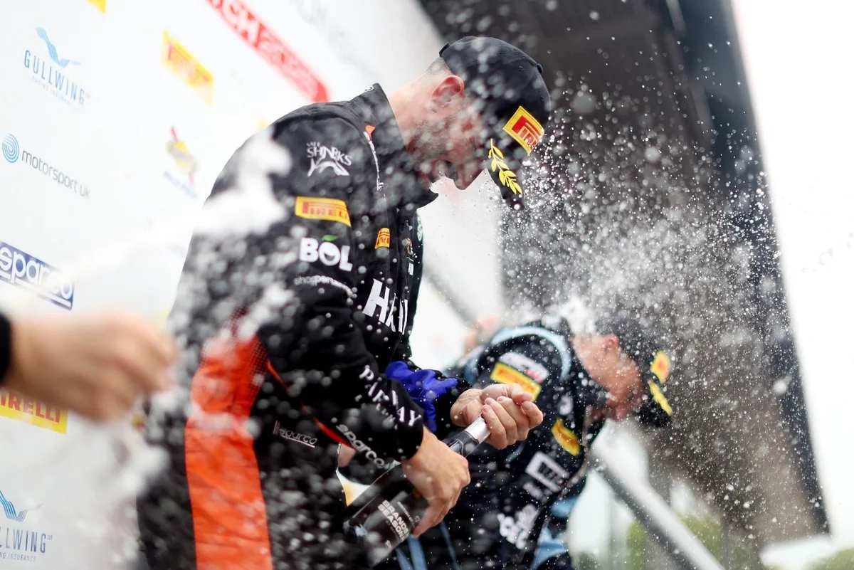McLaren sorprende en campeonato británico con victoria inesperada en la final