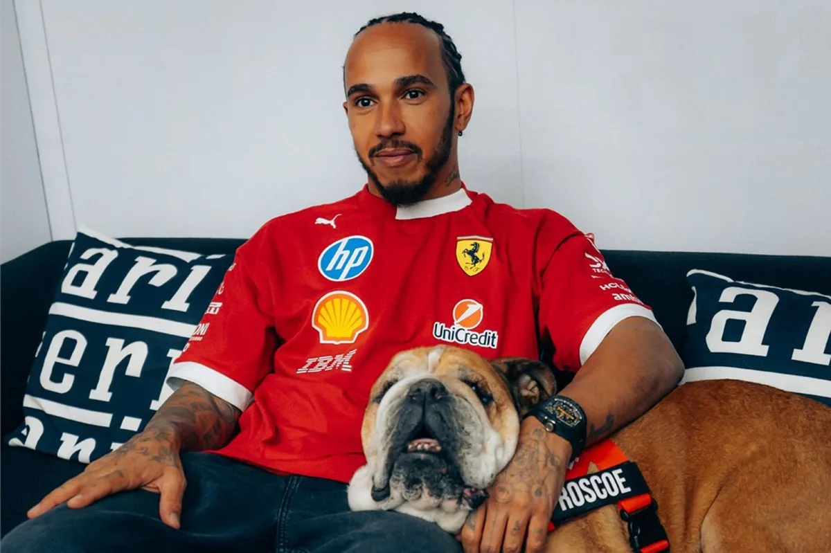 Lewis Hamilton rinde homenaje a su icónico perro Roscoe en el primer aniversario