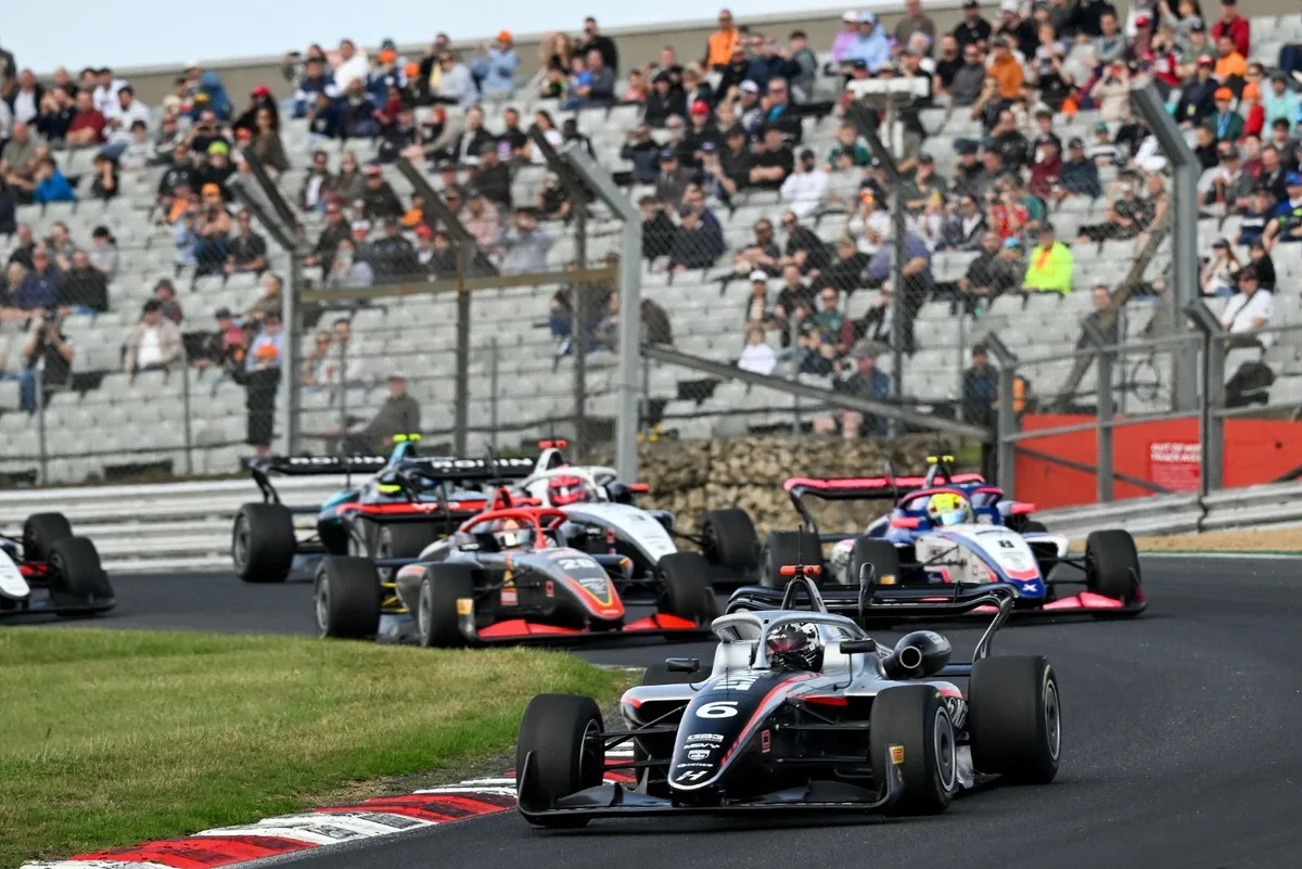 Fairclough mantiene viva su lucha por el título con dominio en Brands Hatch