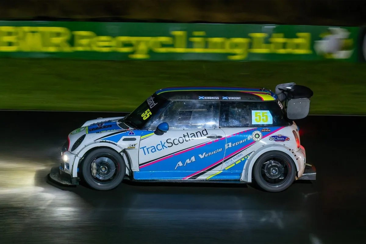 Histórica carrera nocturna en circuito británico marca un hito en el motorsport