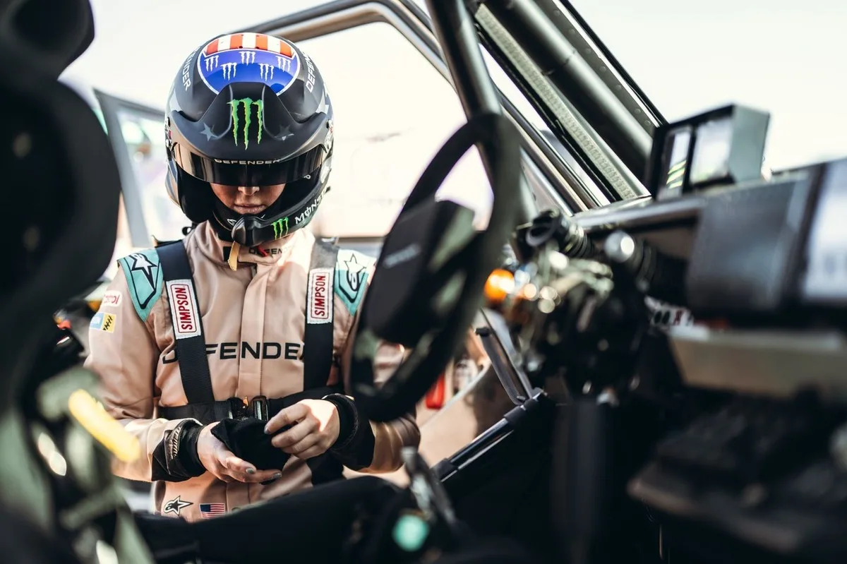 Price triunfa en la primera etapa del Rally de Marruecos con el Defender Dakar