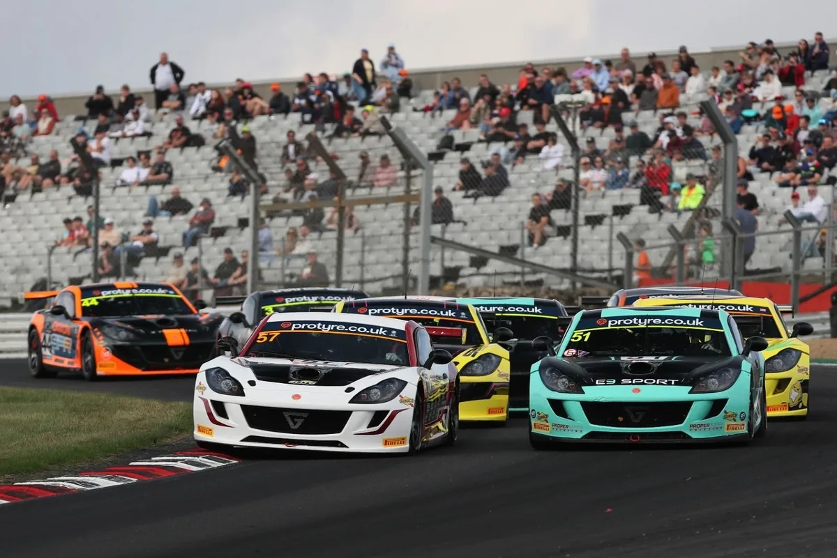 William Antrobus domina el campeonato Ginetta GT con histórico desempeño