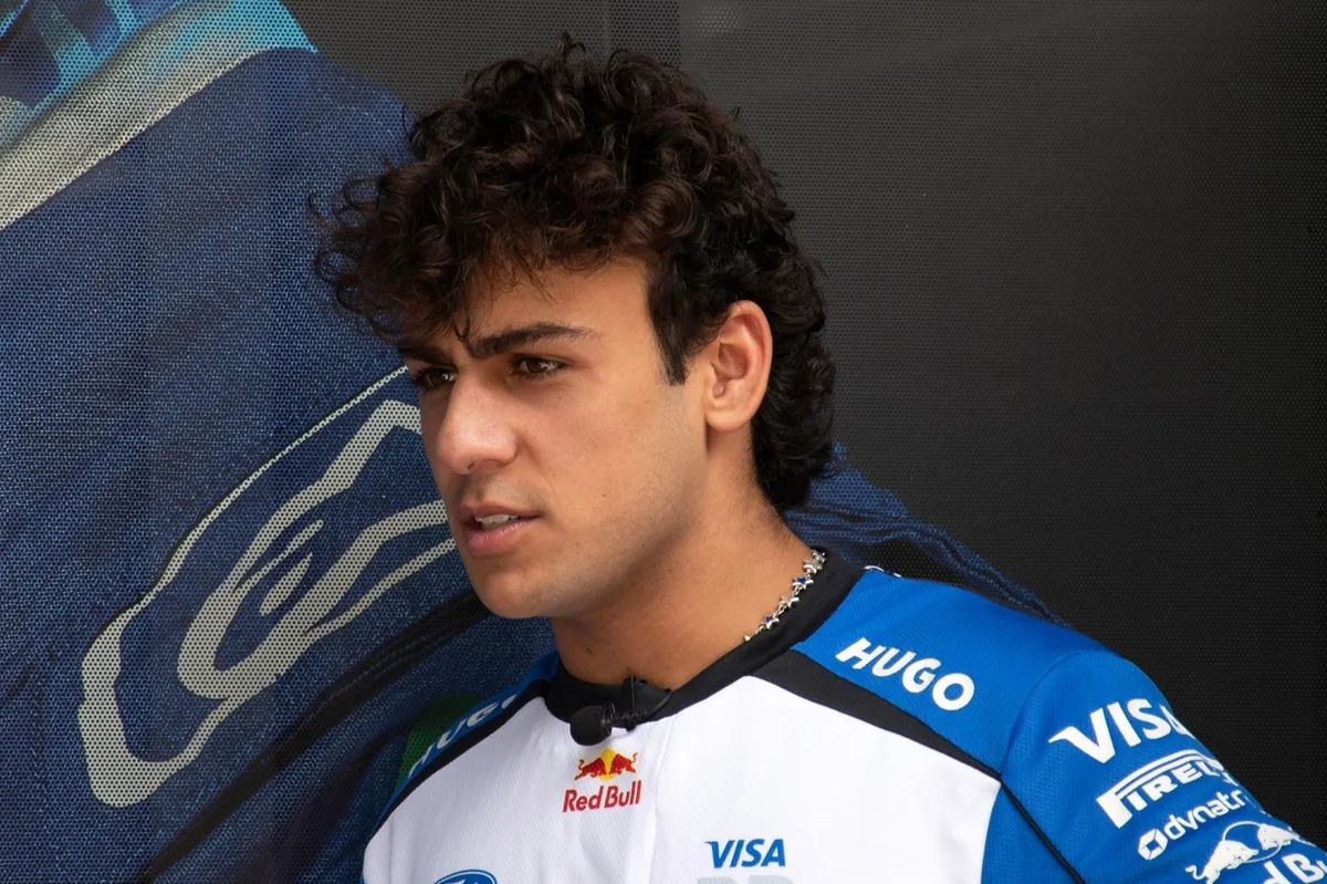 Lindblad saldrá desde el fondo en el GP de Bahréin por penalización de motor