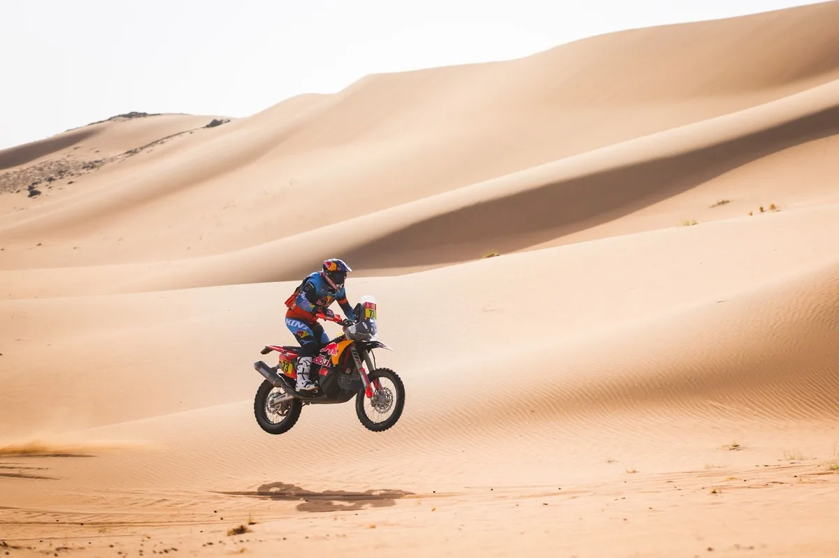 España domina el Rally de Marruecos: Sainz y Canet lideran en autos y motos