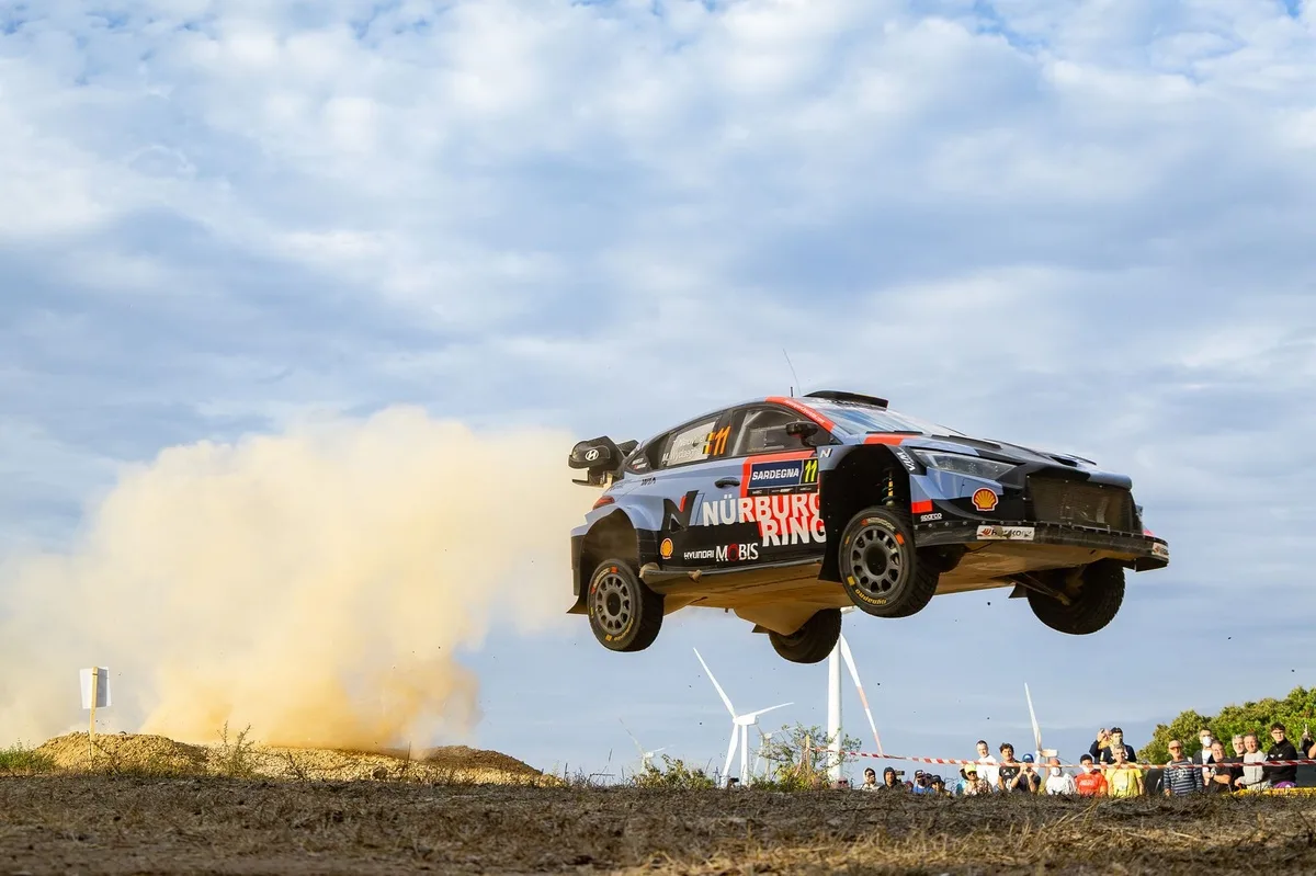 Neuville lidera el Rally de Italia tras superar a Fourmaux en cierre de viernes
