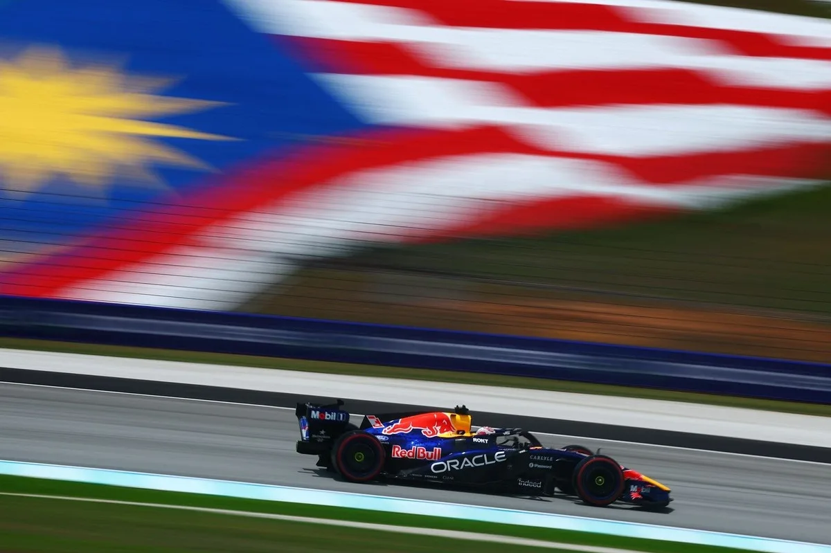 Verstappen domina los entrenamientos en Bahrein mientras Alonso busca posiciones