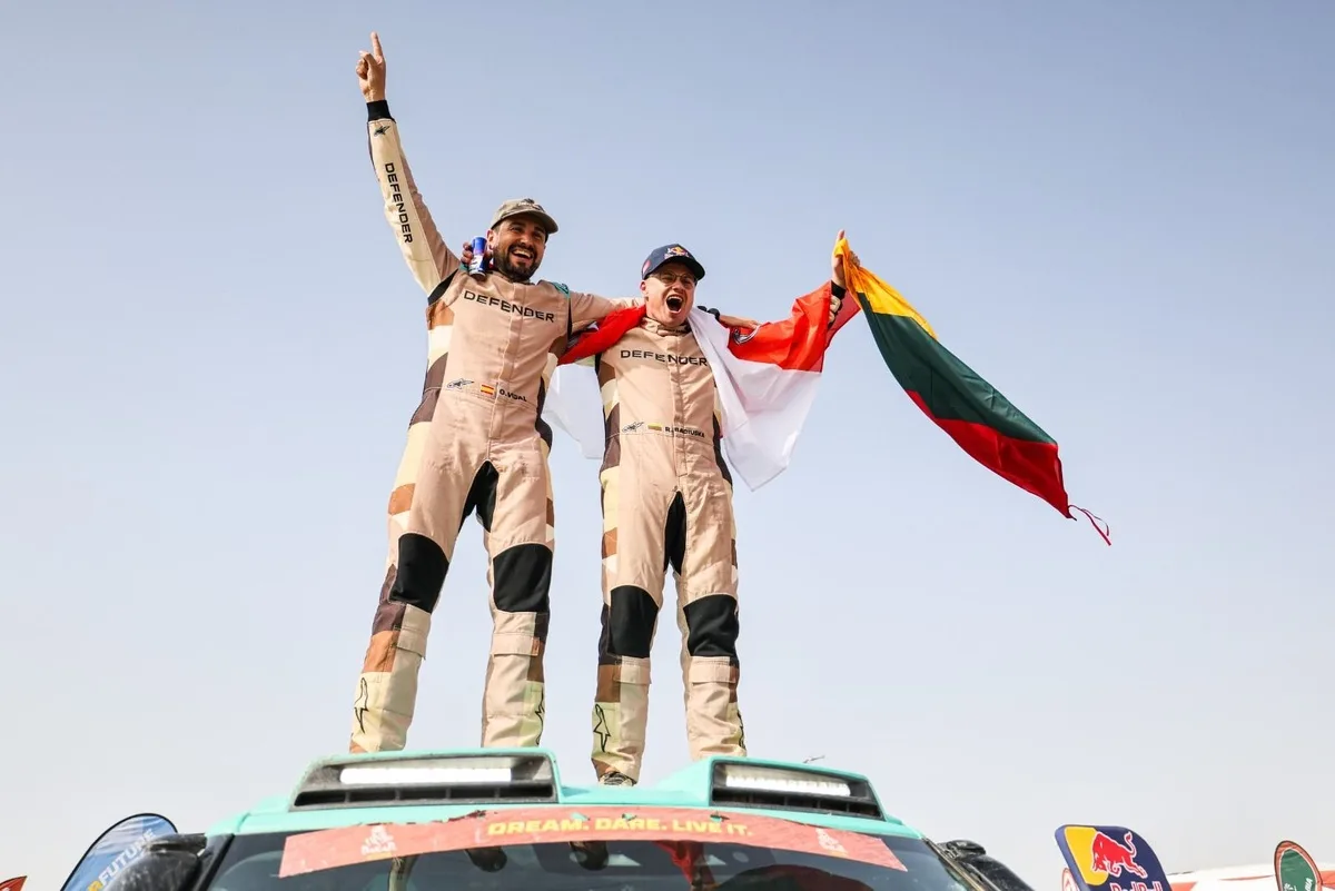 Defender triunfa en su debut mundial: campeón en rally raid