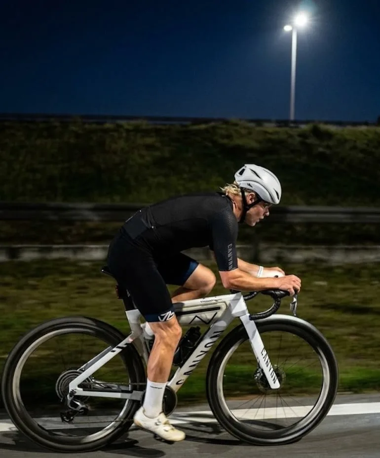 Piloto de F1 pedalea 420 km entre Malasia y Singapur