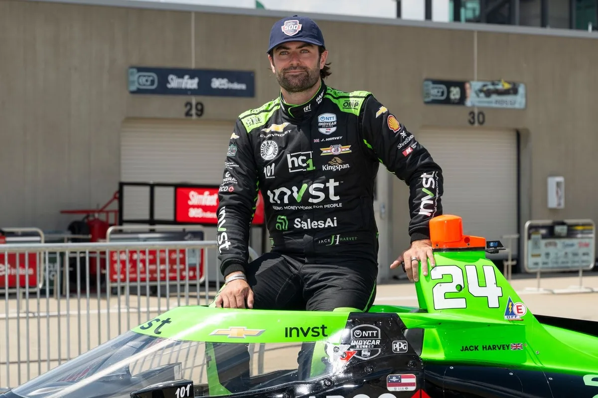 Piloto de IndyCar enfrenta diagnóstico de cáncer pero mantiene su carrera deportiva