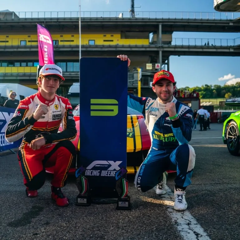 Óscar Bittar logra podio en el circuito de Mugello en Italia