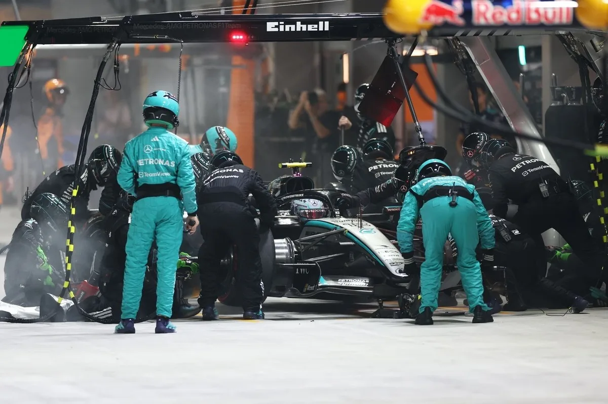 Mercedes enfrentó desafío logístico en Singapur con pilotos sin experiencia en boxes