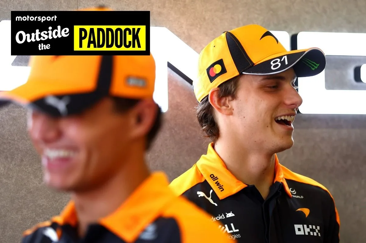 Pilotos de F1 se divierten en épico duelo de UNO gigante en el paddock