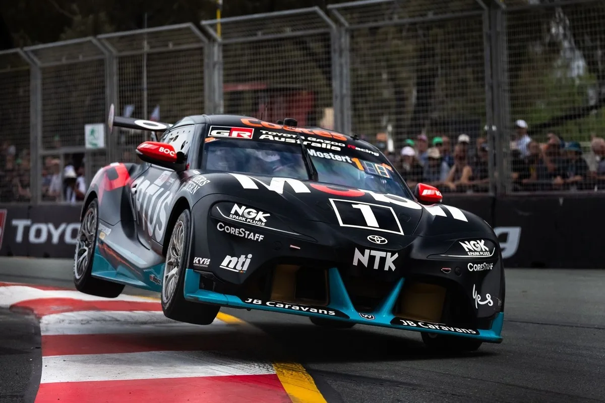 Mostert triunfa en condiciones de lluvia con Toyota en las finales de Supercars