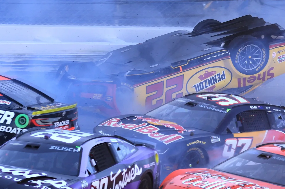 Espectacular accidente en NASCAR: piloto se salva de vueltas de campana