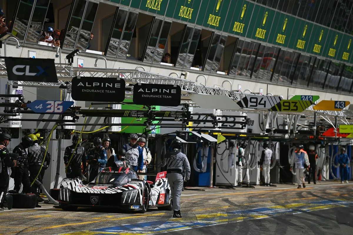 La resiliencia de Alonso inspira a campeones del automovilismo mundial