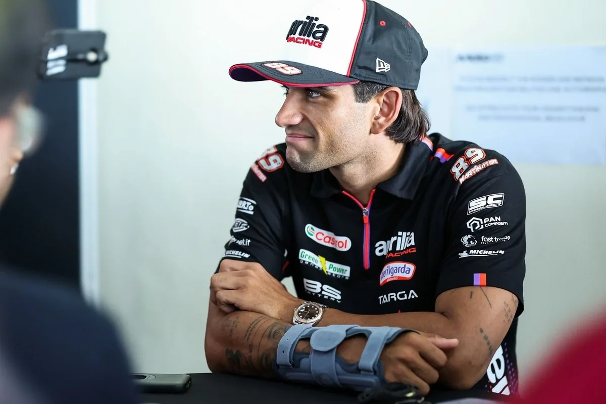 Piloto de MotoGP continúa en competencia a pesar de fractura en el brazo