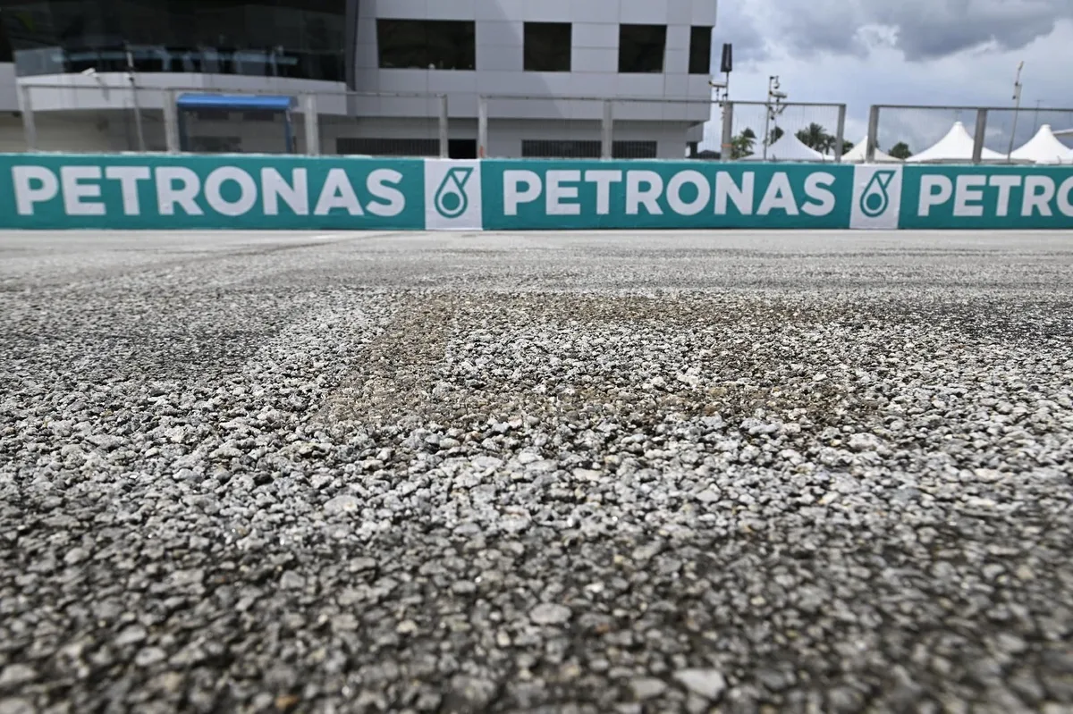 Pilotos de MotoGP denuncian graves problemas en el asfalto de Sepang