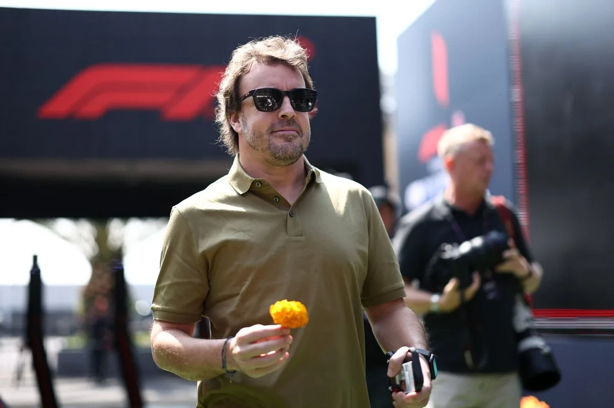 Alonso demuestra su maestría al pilotar un auto dañado en el GP de Estados Unidos