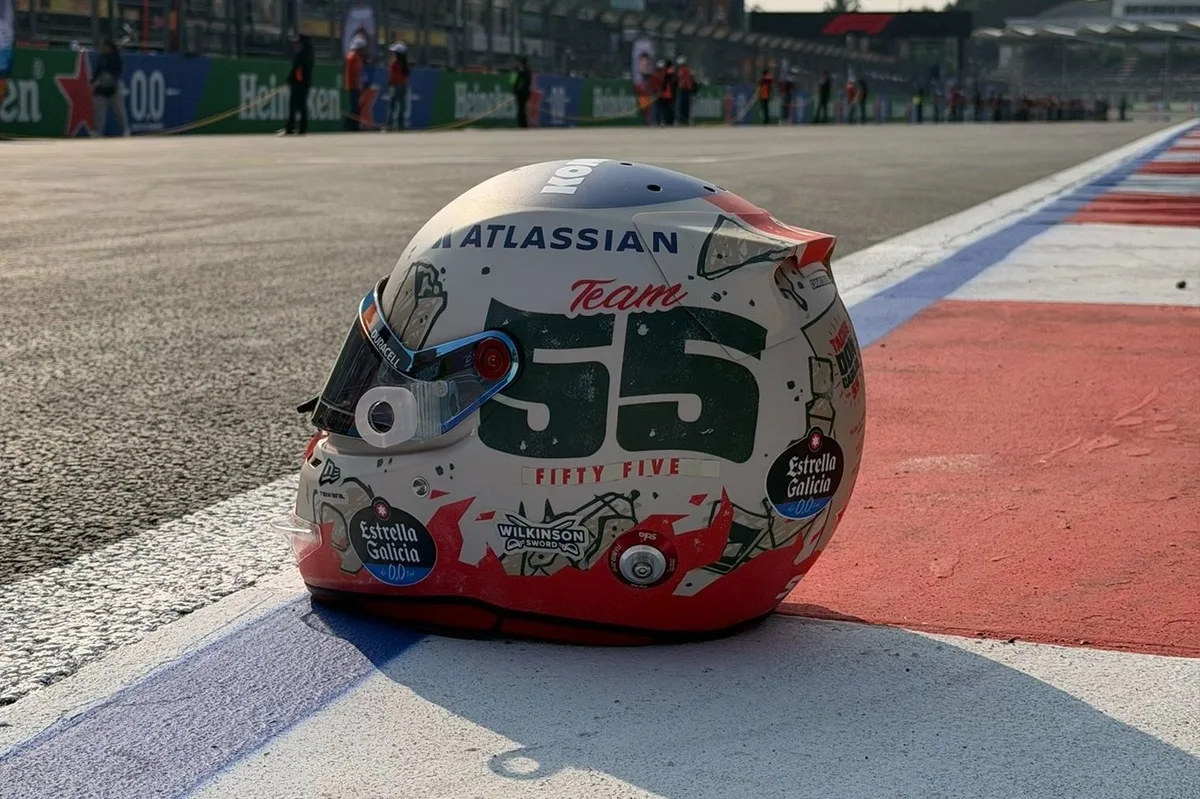 Pilotos hispanohablantes lucen cascos especiales en el GP de México de F1
