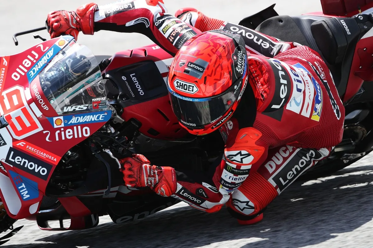Márquez lidera en Malasia mientras Martín lucha contra lesión en MotoGP