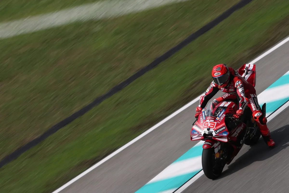 Márquez amplía su ventaja en el Mundial de MotoGP tras sprint caótico en Sepang