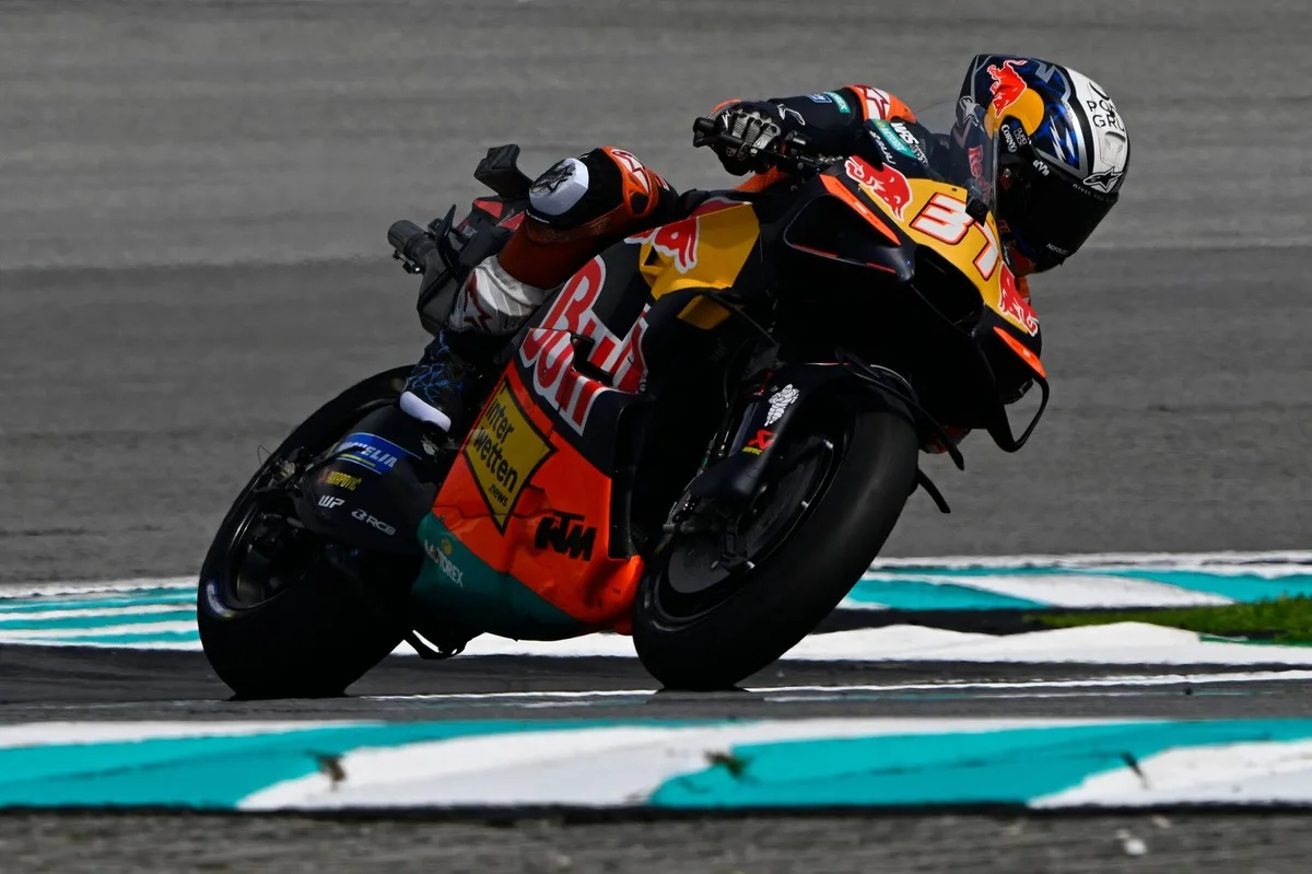 Acosta sorprende en Sepang y se lleva la victoria en la sprint malaya