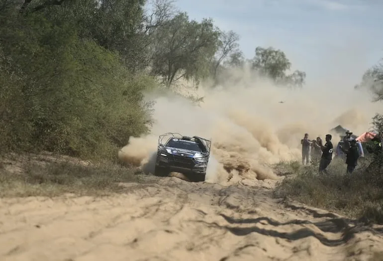 Fau Zaldívar se retira del Rally del Chaco por falla mecánica en su Skoda