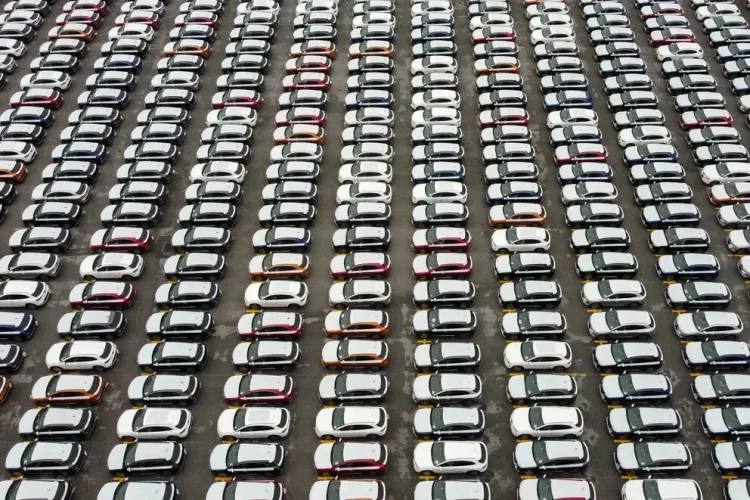 China Impulsa el Mercado de Autos Eléctricos Mientras Europa Registra su Primera Caída en Ventas