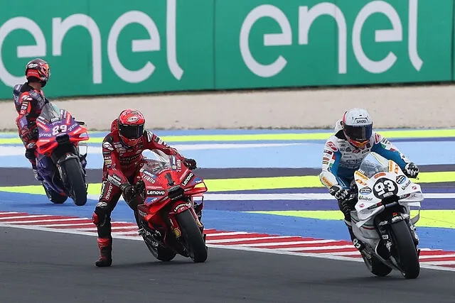 Álex Márquez dispara contra quienes opinan que se dejó ganar por Marc: "Siempre habrá un pero"